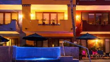 Una piscina al aire libre (de 09:00 a 21:00), sombrillas, tumbonas