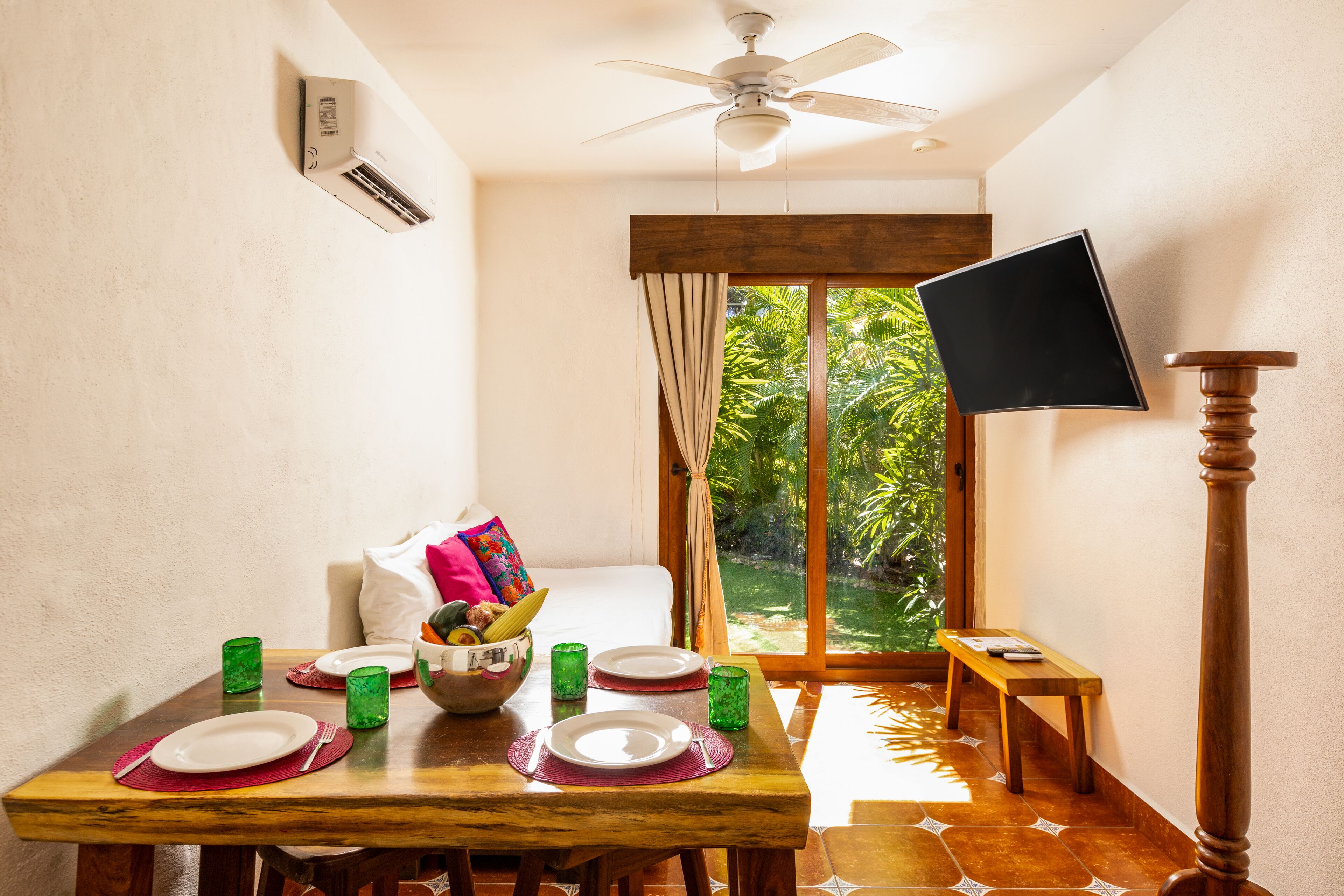 Family Suite with Kitchenette and Walk to Pool | Spisning på værelset