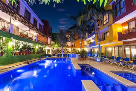 Una piscina al aire libre, sombrillas, sillones reclinables de piscina. Casa Lotería -Pueblito Sayulita- Colorful, Family and Relax Experience with Private Parking and Pool