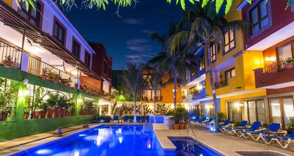 Casa Lotería -Pueblito Sayulita- Colorful, Family and Relax Experience with Private Parking and Pool