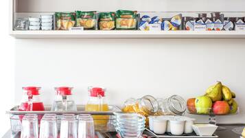 Ein reichhaltiges Frühstücksbuffet mit verschiedenen Speisen und Getränken.