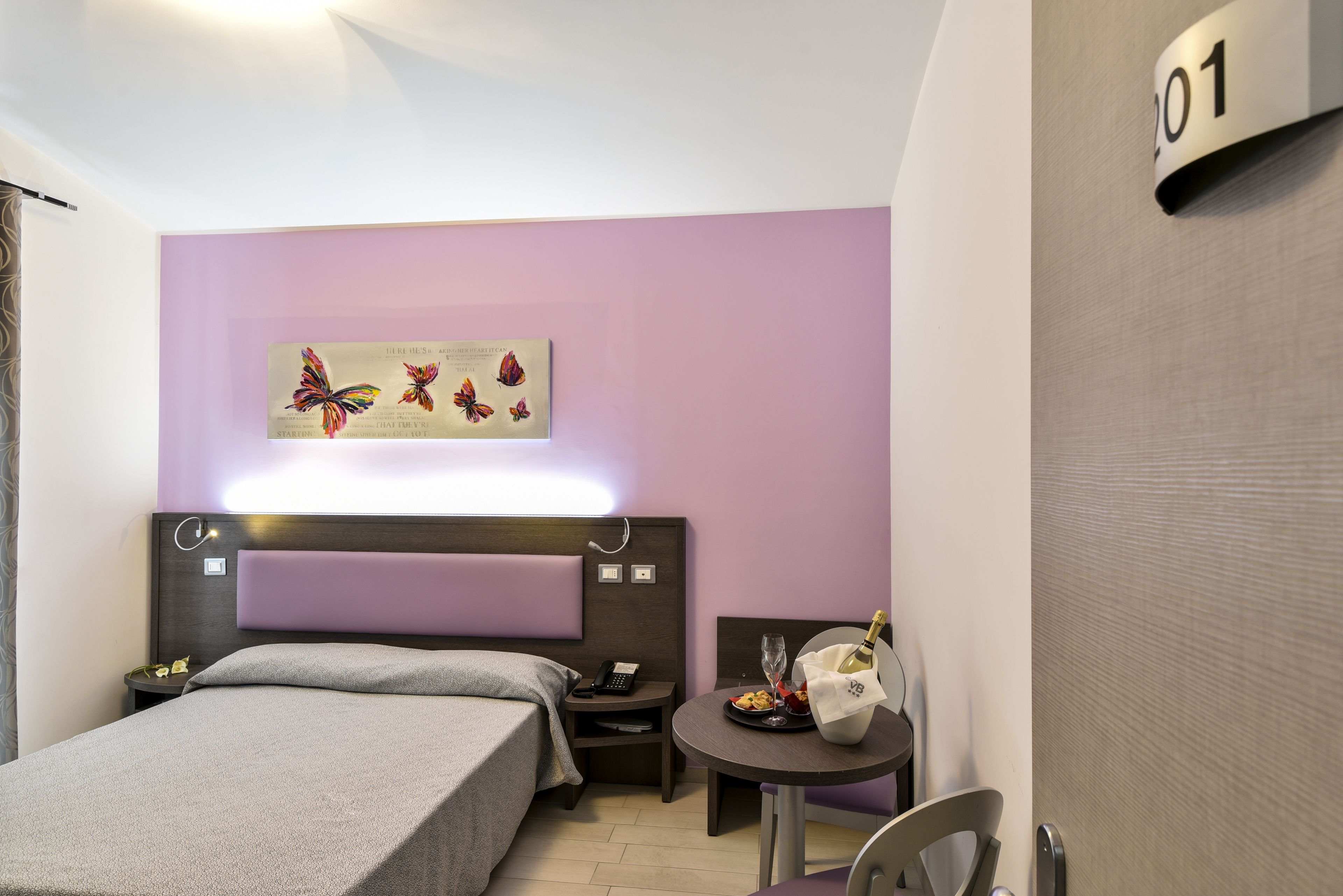 deluxe double or twin room, sea view | minibar, in-room safe, desk, soundproofing