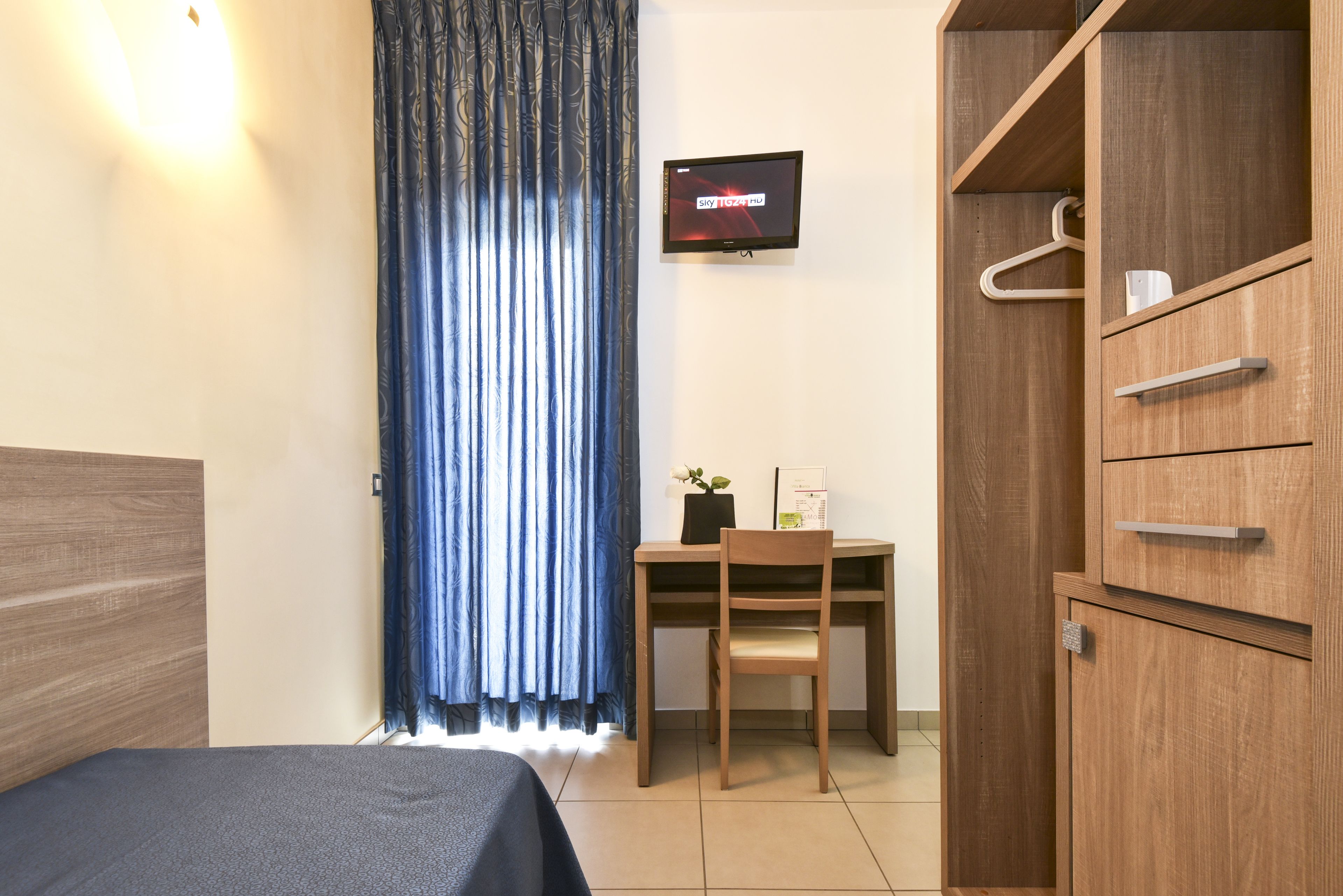 single room | room amenity