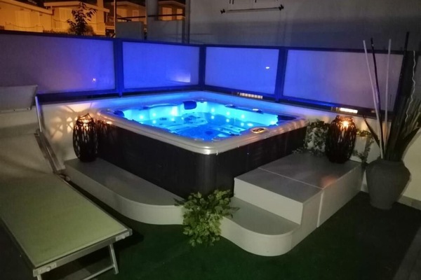 Outdoor spa tub