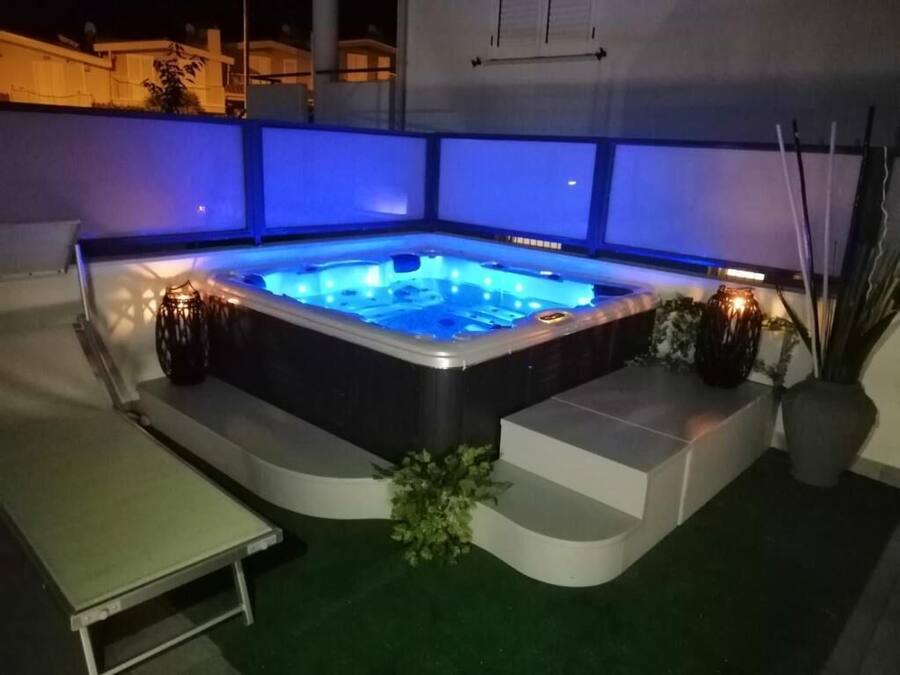 Banyera d'hidromassatge a l'aire lliure