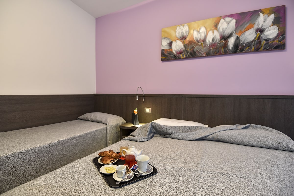 Driepersoonskamer | Een minibar, een kluis op de kamer, een bureau, geluiddichte muren