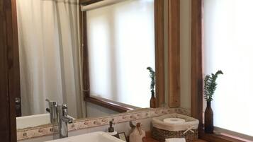 Standard Triple Room | Bathroom | Shower
