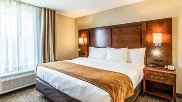Suite, 1 cama de matrimonio grande con sofá cama, no fumadores (Upgraded) | Escritorio, tabla de planchar con plancha, cunas (de pago) y wifi gratis
