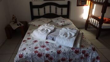 Vierpersoonskamer | Een minibar, gratis babybedden, gratis wifi, beddengoed