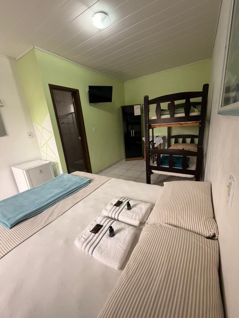 Minibar, free WiFi, bed sheets