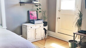 Standard Room, 1 Queen Bed, Private Bathroom | Egyptian cotton sheets, premium bedding, down comforters, pillowtop beds - Batterby House – Adults Only (Hudson)