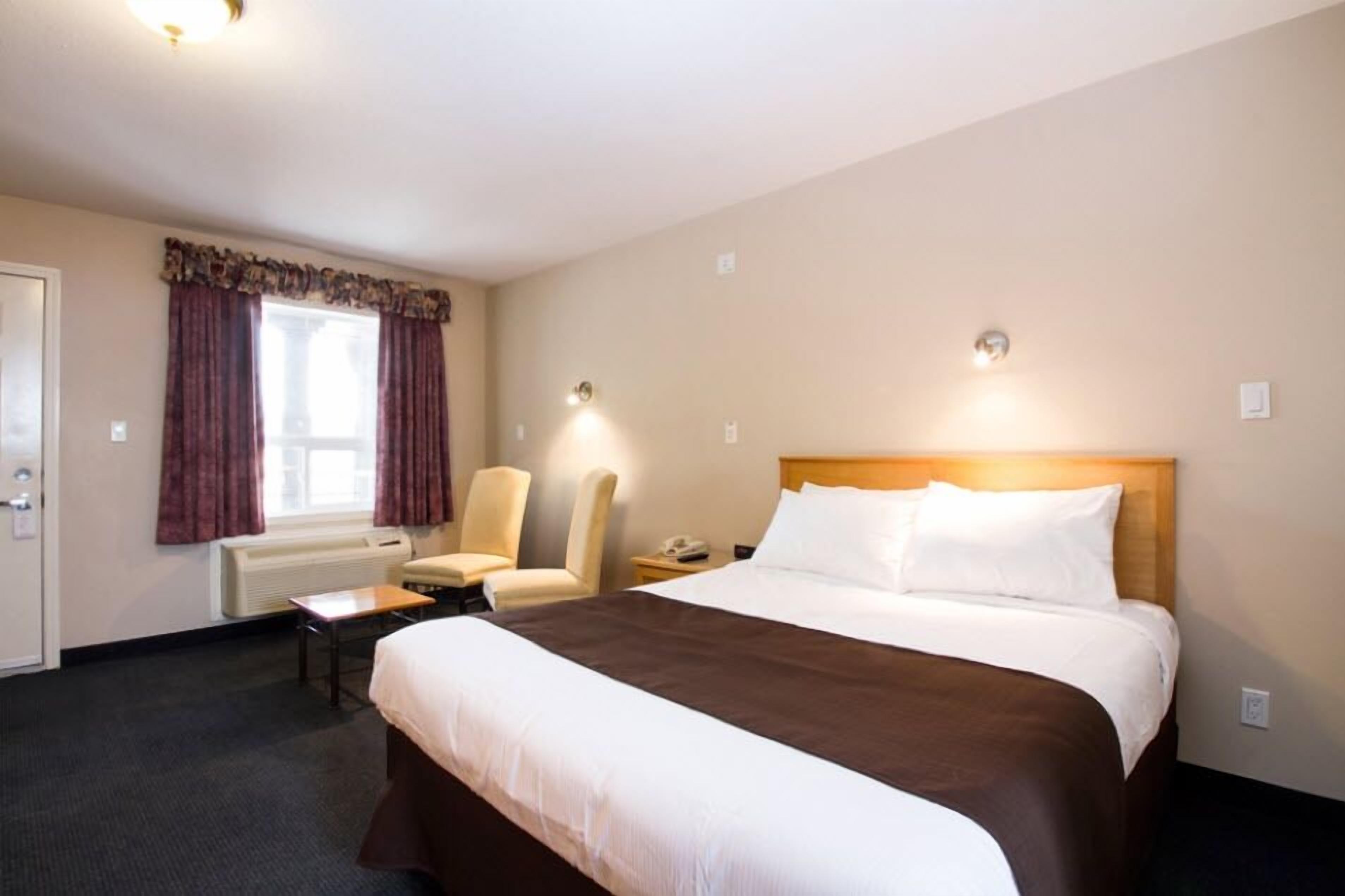 deluxe room, 1 queen bed | free wifi, bed sheets