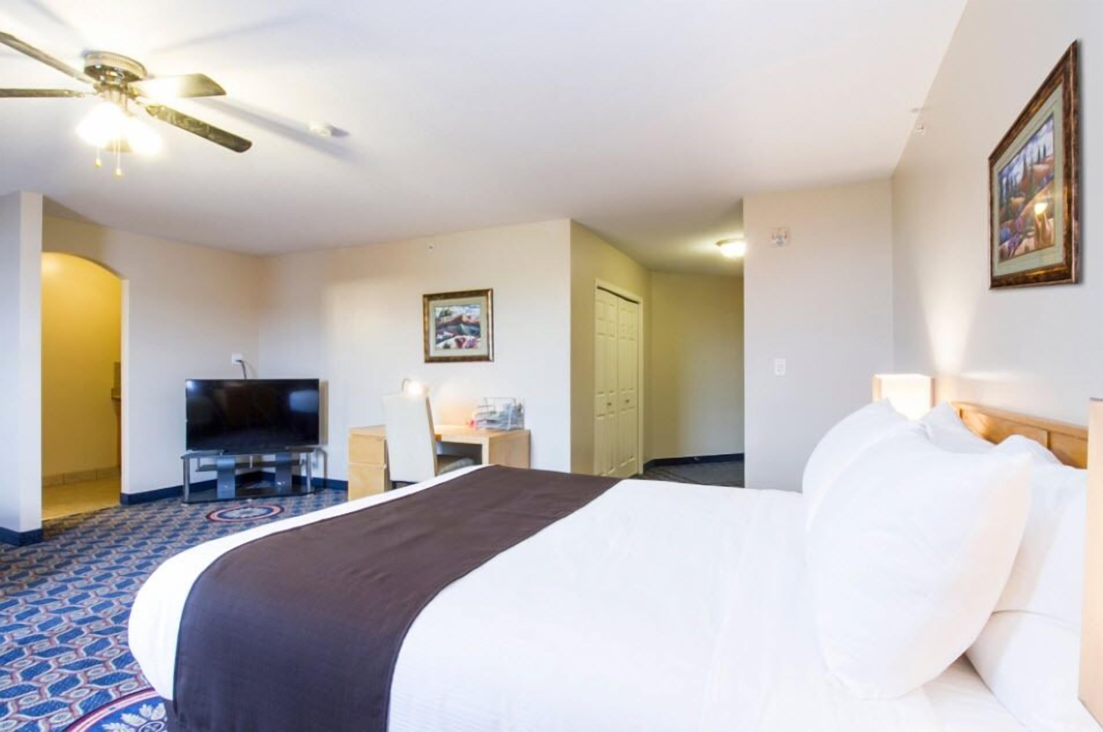 deluxe suite, 1 queen bed | free wifi, bed sheets
