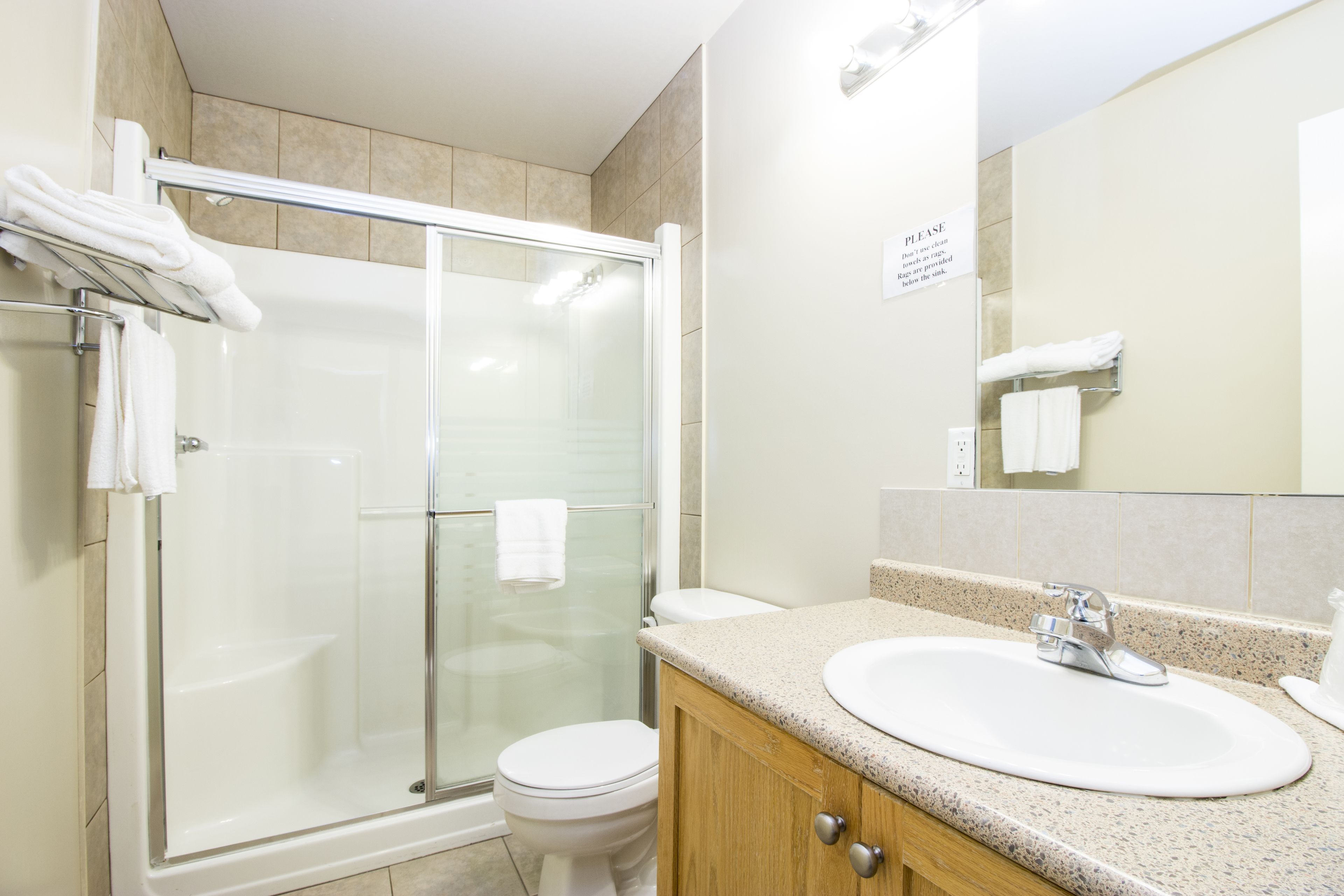 deluxe suite, 1 queen bed | bathroom | combined shower/bathtub, deep-soaking bathtub, towels