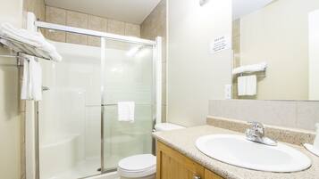 Deluxe-Suite, 1 Queen-Bett | Badezimmer | Duschwanne, Komfortbadewanne, Handtücher