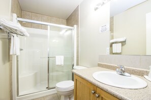 Deluxe Suite, 1 Queen Bed | Bathroom | Combined shower/tub, deep soaking tub, towels - West Country Inn (Drayton Valley)