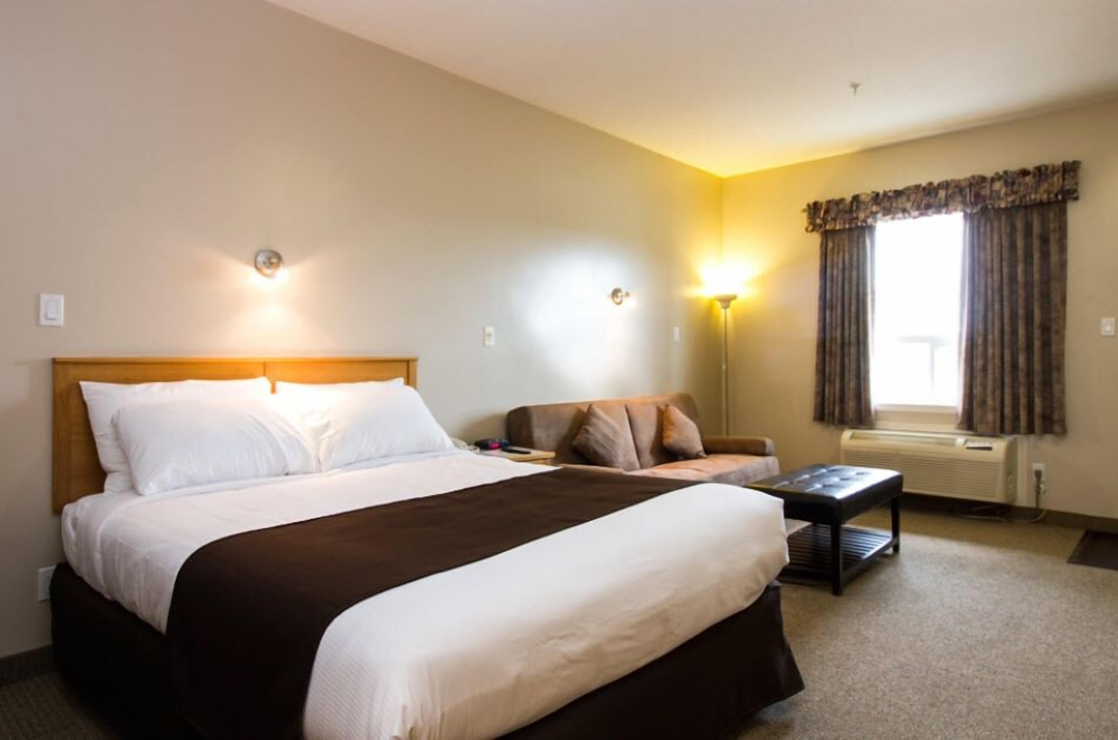 deluxe room, 1 queen bed, kitchenette | free wifi, bed sheets