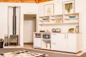 Suíte estúdio luxo, 1 cama King, vista para o parque, no jardim | Cozinha americana privada | Cafeteira/chaleira, geladeira, micro-ondas em uma área comum, torradeira