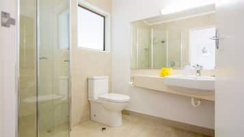 Studio Chalet | Bathroom | Free toiletries, towels
