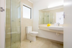 Studio Chalet | Bathroom | Free toiletries, towels - Abel Tasman Lodge (Marahau)