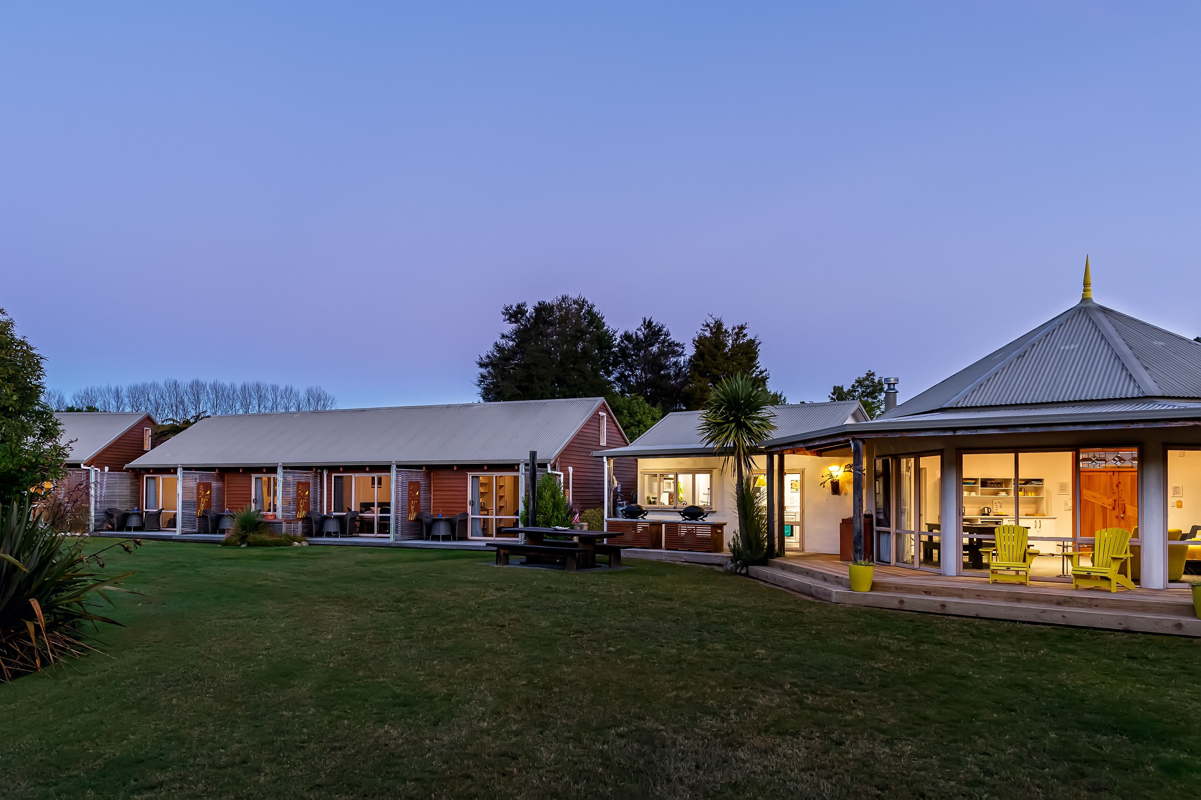 Mặt tiền nơi lưu trú - ban đêm