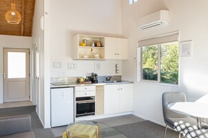 Chalé, 1 quarto | Cozinha privada | Cafeteira/chaleira, geladeira, micro-ondas em uma área comum, torradeira
