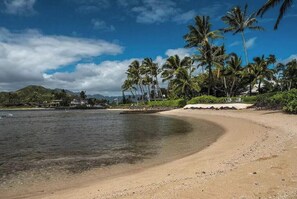 En la playa, camastros y toallas de playa 