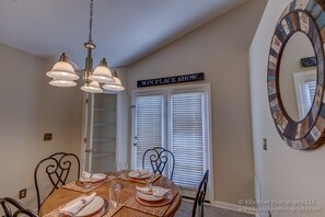 Dining - Cozy, Comfortable & Convenient (Lexington)