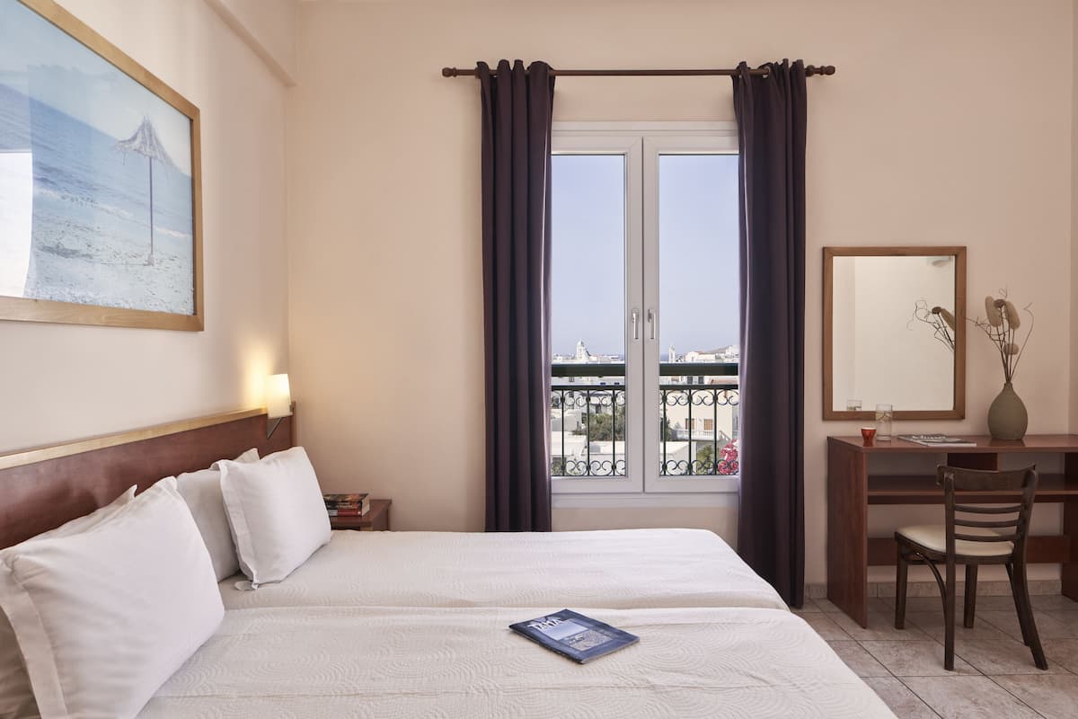 standard double room | in-room safe, individually decorated, individually furnished