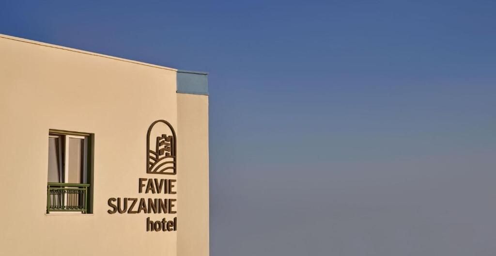 Een gebouw met een bord waarop 'FAVIE SUZANNE hotel' staat.