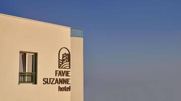 Een gebouw met een bord waarop 'FAVIE SUZANNE hotel' staat.