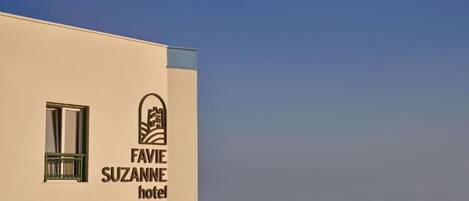 A building with a sign that reads 'FAVIE SUZANNE hotel.'