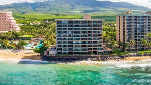 Hotel amb façana al mar, diversos pisos, piscina i vistes a l'oceà i a les muntanyes.