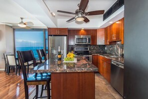 Kylskåp, mikrovågsugn, ugn och diskmaskin