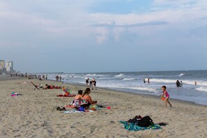 På stranden og parasoller