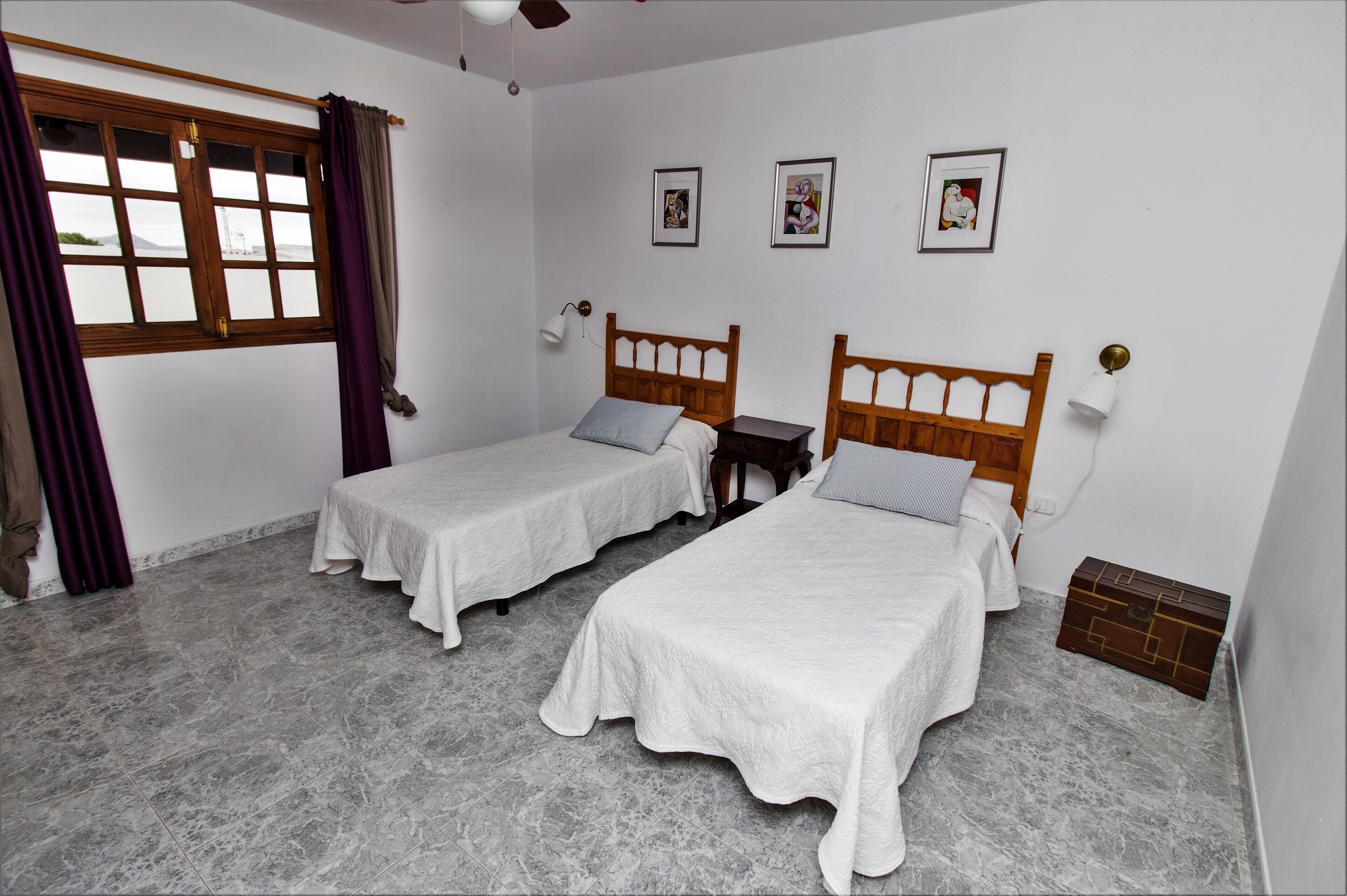 3 Schlafzimmer, Schreibtisch, Bügeleisen/Bügelbrett, Reisekinderbett