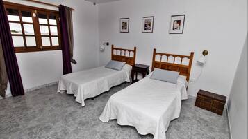 3 Schlafzimmer, Schreibtisch, Bügeleisen/Bügelbrett, Reisekinderbett