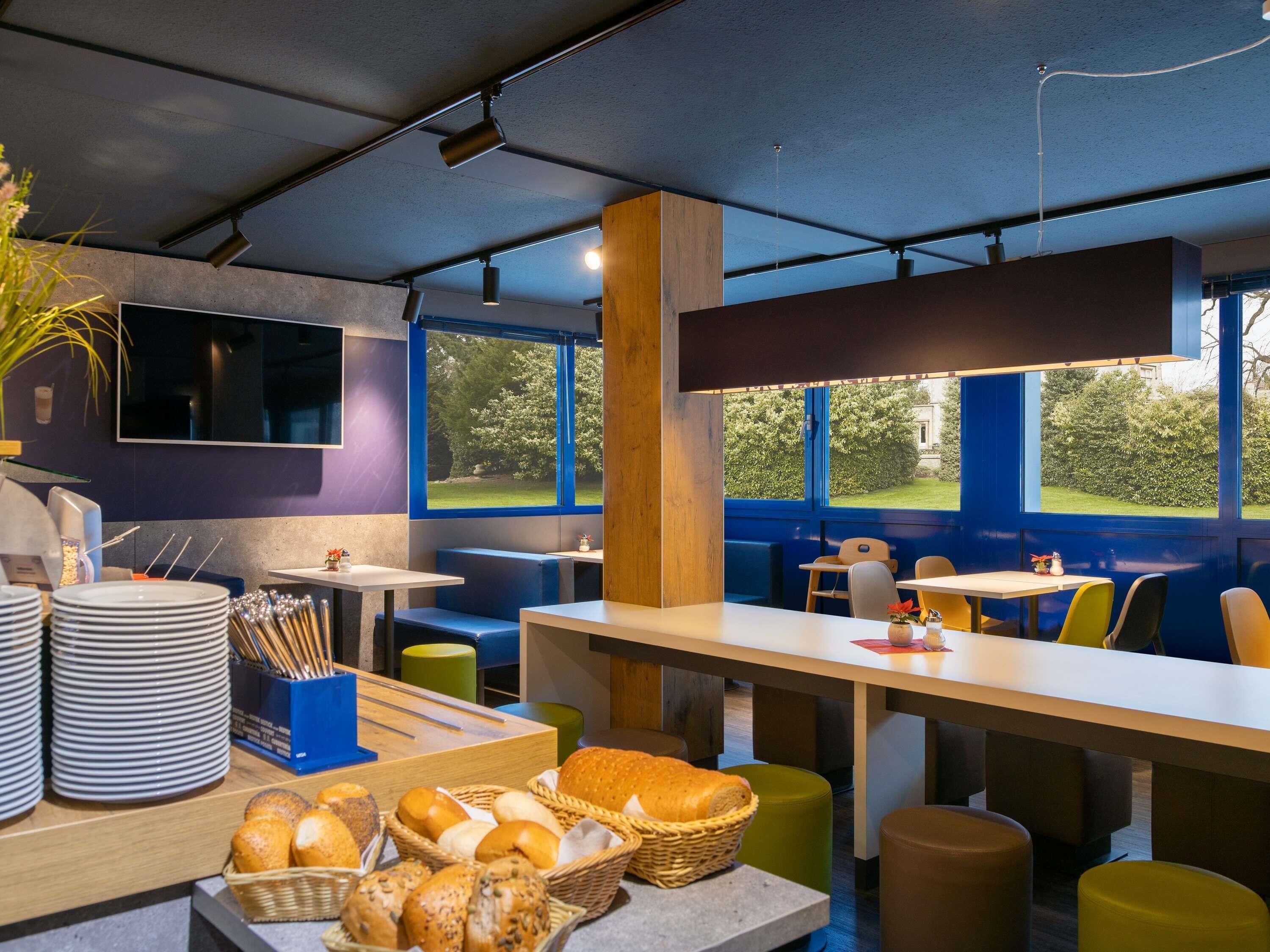 Petit déjeuner buffet (12 EUR par personne)