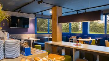 Petit déjeuner buffet (12 EUR par personne)