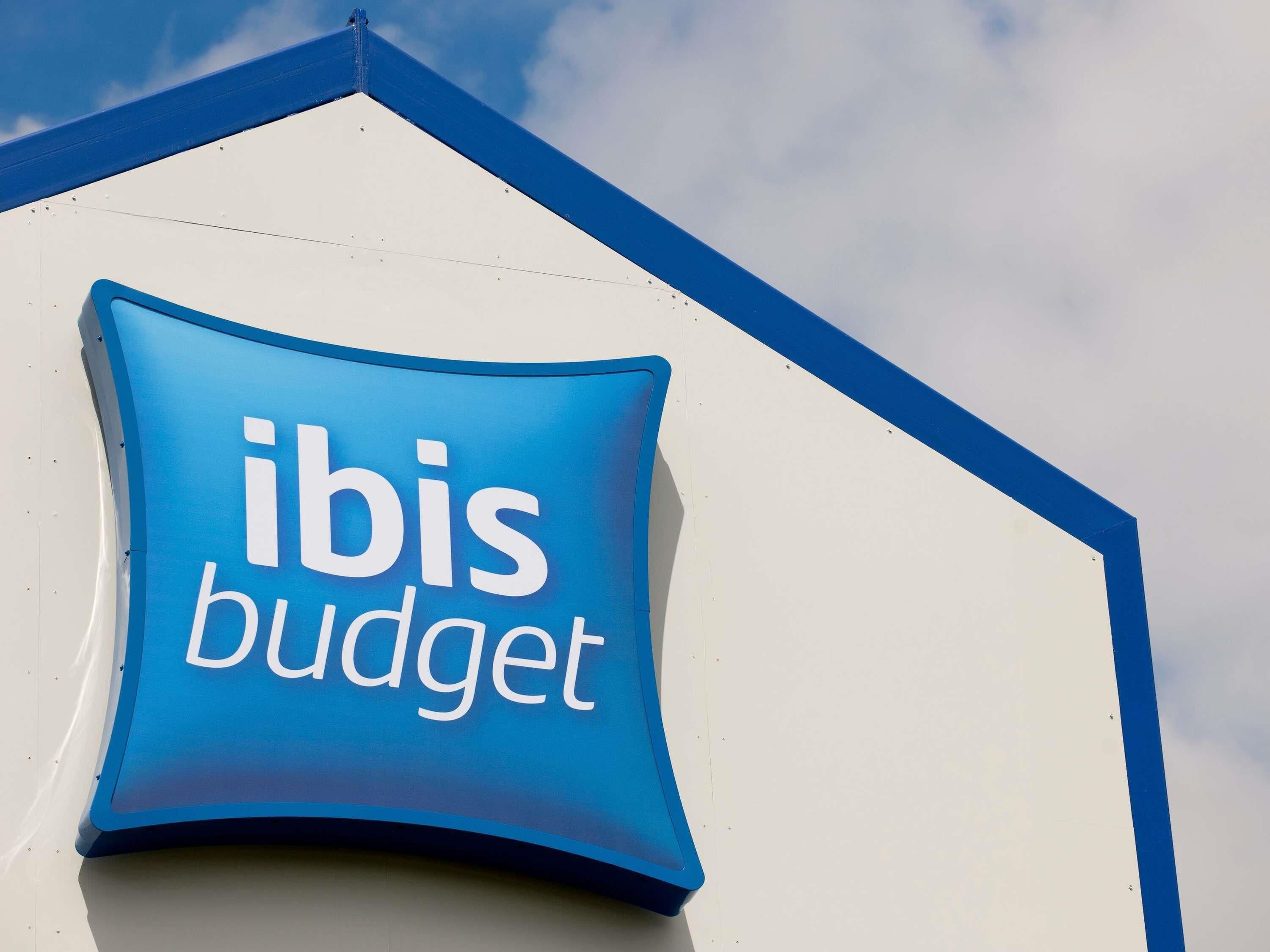 A building with a sign that reads 'ibis budget.'