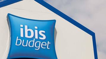 A building with a sign that reads 'ibis budget.'
