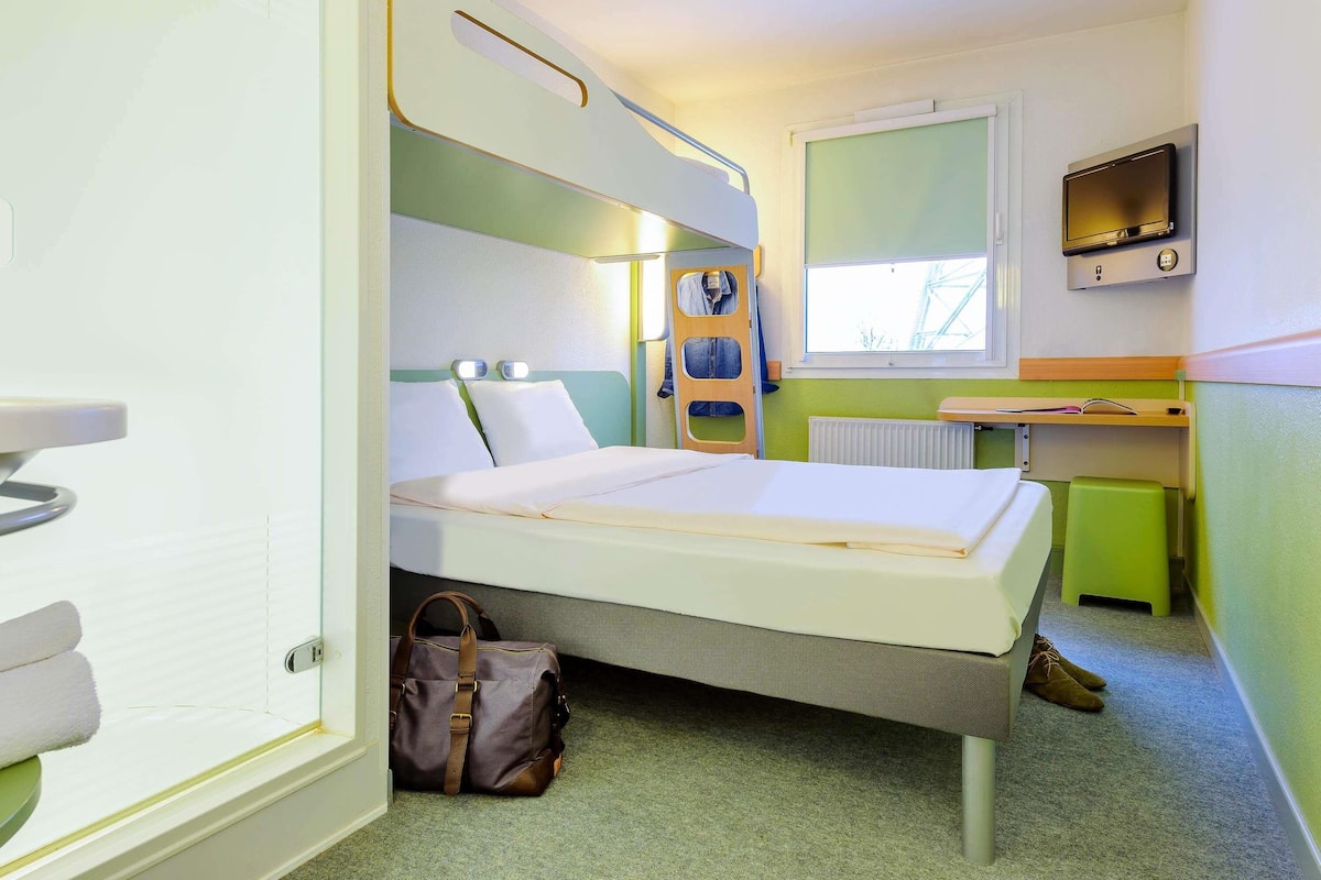 Soundproofing, free WiFi, bed sheets