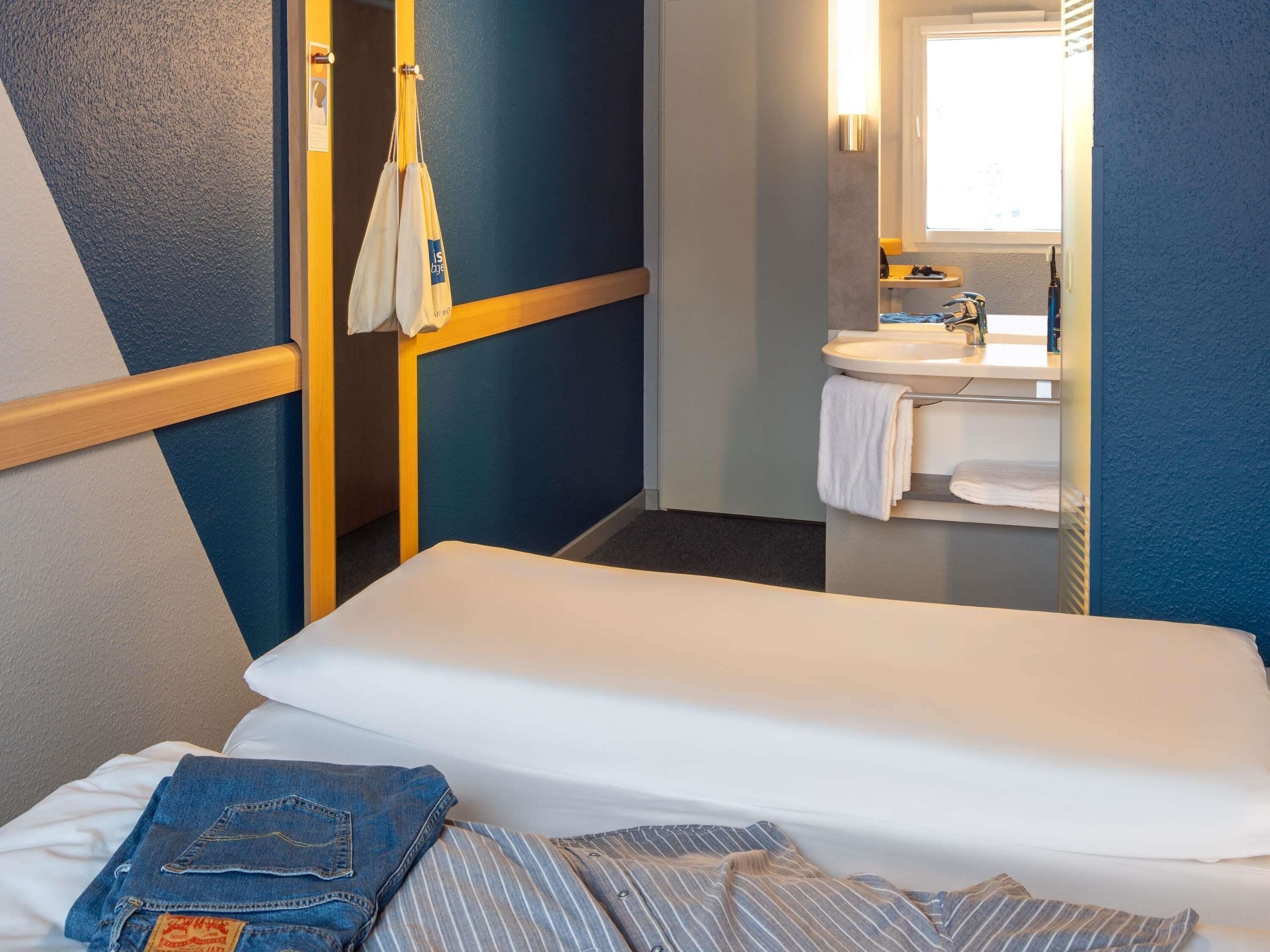Room, 2 Twin Beds | Soundproofing, free WiFi, bed sheets