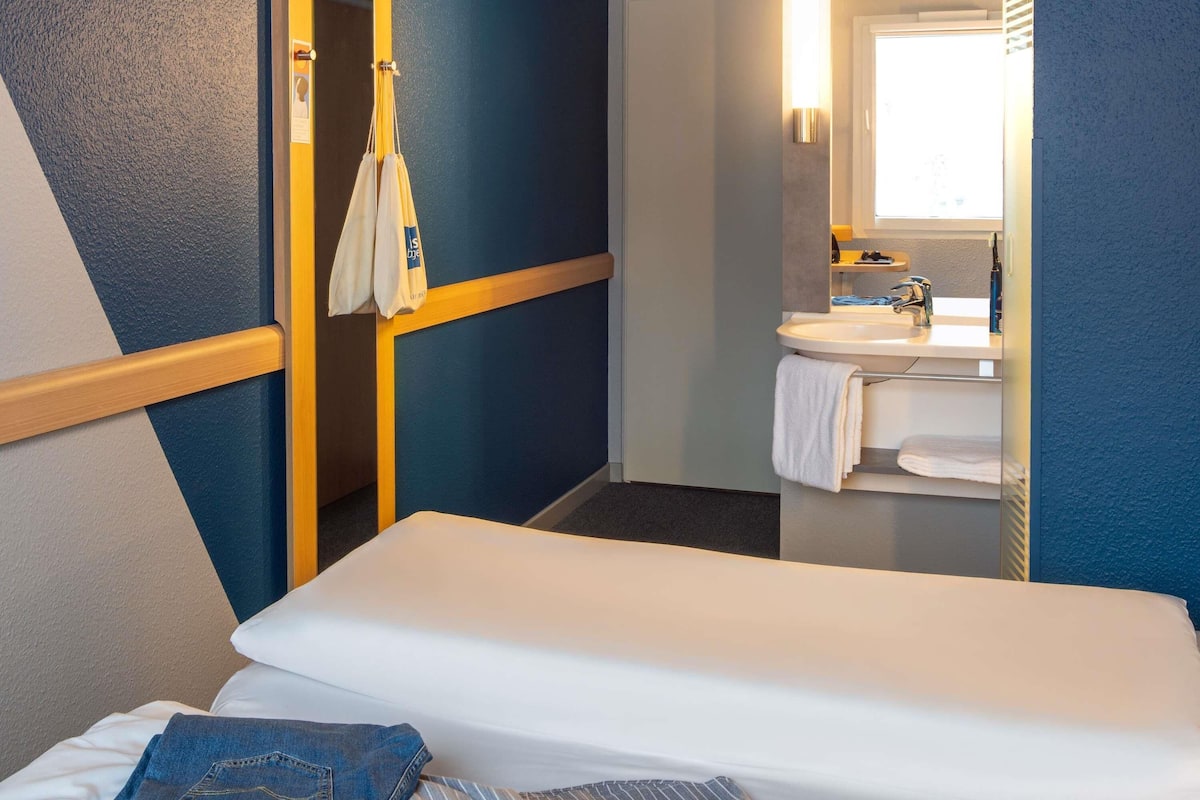 Room, 2 Twin Beds | Soundproofing, free WiFi, bed sheets