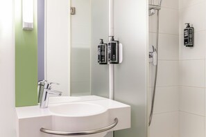 Habitación, 2 camas individuales | Baño | Ducha, toallas, jabón y champú