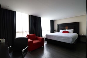 Suite, 1 King Bed, Non Smoking | In-room safe, individually decorated, individually furnished, desk - Best Western Plus Metepec & Suites (Toluca)