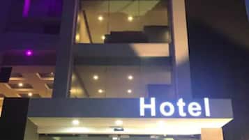 Façade de l’hébergement - soirée/nuit