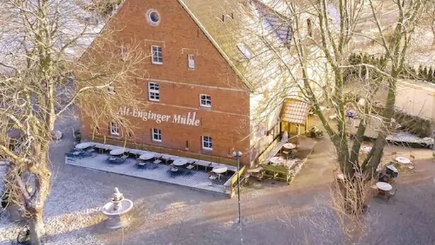 A traditional brick building with a sign reading "Alt-Enginger Mühle." - Landgasthof Alt-Enginger Mühle (Paderborn)