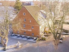 A traditional brick building with a sign reading "Alt-Enginger Mühle." - Landgasthof Alt-Enginger Mühle (Paderborn)