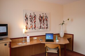 商務雙人房 | 客廳 | 27 吋平面電視連衛星電視頻道、電視